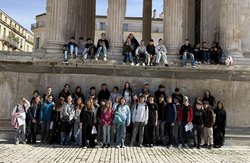 Die deutsch-französische Schülergruppe vor dem Maison Carrée in Nîmes. (Foto: Hw)