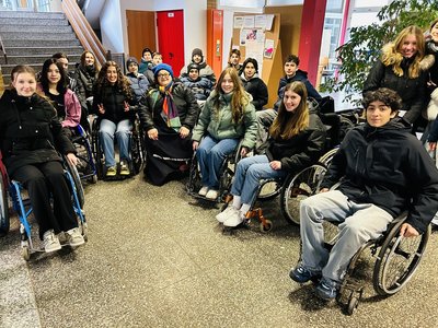 Die Klasse 9a beim Rolli-Projekt. (Foto: Bauer)