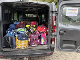 Ende Juli auf dem Schuhof des OHG: Die Schulranzen sind bereit für die lange Fahrt. (Foto: Hw)