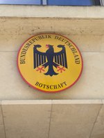 Das Sigel der deutschen Botschaft (Foto: Gr)