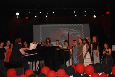 Der Mittel-Oberstufen-Chor unter der Leitung von Sabrina Neidig führt "Jar of Hearts" auf. 