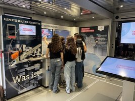 In Kleingruppen bewegen sich die Schüler*innen von Station zu Station.