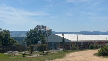 Ein Essenszelt in Taizé
