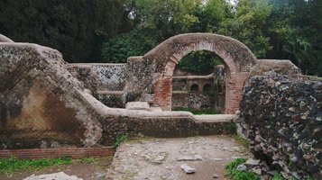 Auf dem Friedhof in Ostia antica: Zugang zu einem Columbarium (= Urnenraum). 