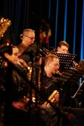 Unter den 17 Musikerinnen und Musikern sind Schüler, Lehrer, Eltern und auch Ehemalige.