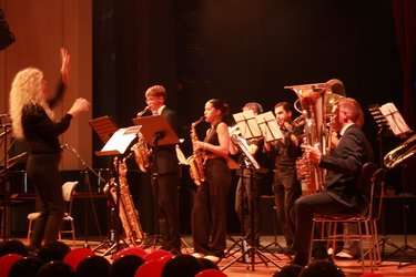 Die OHG-Bigband unter der Leitung von Christiane Weinmann eröffnet die Feier musikalisch mit "Enter Sandmann" und "Blues Bari Pie".