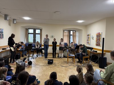 Die neue Schulband hat sich unter der Leitung von Robin Walter formiert. (Foto: Ne)