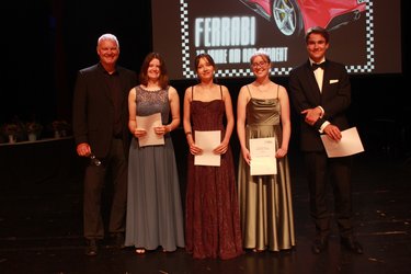 Herr Dr. Schmiedeberg gratuliert den vier Jahrgangsbesten: Mira Pfeifer, Lara Steinbuch, Hanna Menges und Eric Kapp. Mira und Eric erzielten eine Gesamtnote von 1,1; Lara und Hanna schlossen mit 1,0 ab.