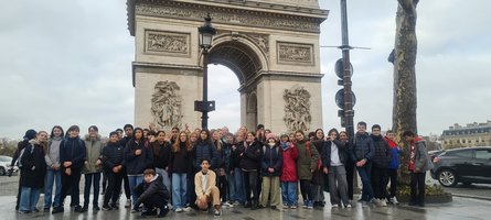 Die gesamte Austauschgruppe vor dem Arc de Triomphe de l'Étoile (Foto: Rau)