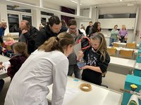 Warum wird die Flüssigkeit im Rundkolben blau? Charlotte aus der J1 kann das erklären. (Foto: Dg)