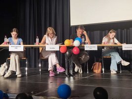 Die Jury bestand aus Helena Luboeinski (10d) und Ella Schauer (J1), der Französischlehrerin Pia Keßler sowie dem Ehrengast Jean-Christophe Tixier, einem bekannten französischen Jugendbuchautor.