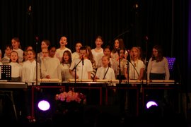 Shivani, Maja, Elisabeth, Daria und Ava spielen ein Xylophon-Solo.