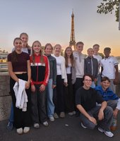 Ein Gruppenfoto mit dem berühmten Pariser Wahrzeichen im Hintergrund darf nicht fehlen (Foto: Gr)