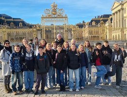 Vor dem Eingang des Schlosses Versailles (Foto: Rau)