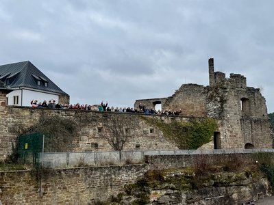 Der Mittel-/Oberstufenchor (MOC) und die Schulband hatten sich für ihre Probephase in die Burg Altleinigen zurückgezogen. (Foto: Ne/Wa)
