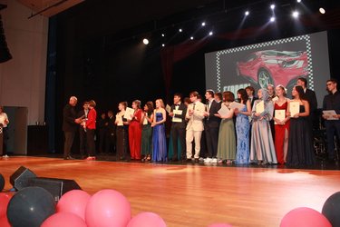 Die vier Mathekurse werden in alphabetischer Reihenfolge auf die Bühne geholt, wo ihnen dann die Zeugnisse ausgehändigt werden. Außerdem werden die Preisträger ausgezeichnet.