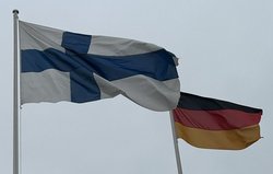 Zu unserer Begrüßung wurde an der finnischen Schule die deutsche Flagge gehisst.