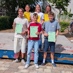 Hanna, Anna und Greta sowie Meeno, Marc und Benjamin sind die klassenübergreifenden Gesamtsieger im Schultriathlon und erhielten nun ihre Siegerurkunden. (Foto: Lg)