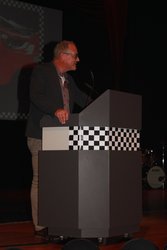 Holger Mengesdorf begrüßt als Vorstandsmitglied des Freundeskreises, der zur Abifeier eingeladen hat, die Anwesenden.