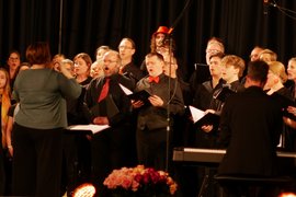 Im SLE-Chor unter der Leitung von Sabrina Neidig singen Schüler, Lehrer und Eltern gemeinsam.