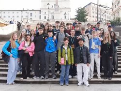 Die Lateiner aus der Klassenstufe 10 mit ihren Lehrern Isabell Langenbacher und Christian Jäkel auf der Spanischen Treppe.