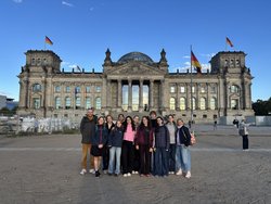 Der GK-Leistungskurs vor dem Reichstag in Berlin. Begleitet wurden die zehn Schülerinnen und Schüler von Felix Schmedt und Simone Meid.