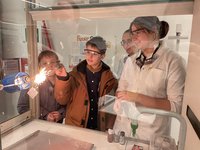 Experimentierspaß in der Chemie, mit Kupfer, Bunsenbrenner und Schutzbrille natürlich! (Foto: Dg)