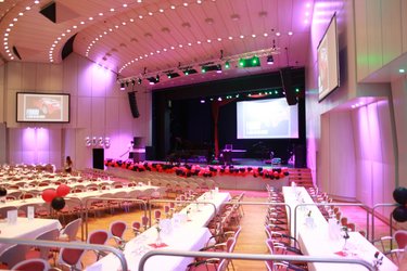 Der große Staufersaal im Palatin ist festlich geschmückt und erwartet seine Besucher.