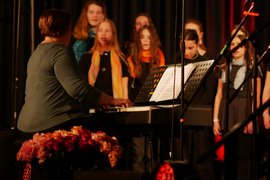 Der Mittel- und Oberstufenchor wird von Sabrina Neidig geleitet.