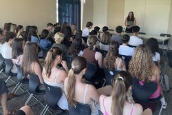 Das Publikum bestand aus den Deutsch-Leistungskursen der J1 und der J2. (Foto: FS Deutsch)