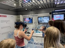 Es ist gar nicht so einfach, die virtuellen Bauteile zu greifen.