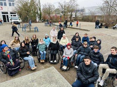 Die Klasse 9b probiert auf dem Schulhof, wie es ist, sich mit einem Rollstuhl vorwärts zu bewegen. (Foto: Bauer)