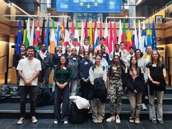 Die Gruppe vor den Flaggen der 27 EU-Mitgliedsstaaten. (Foto: Gr)
