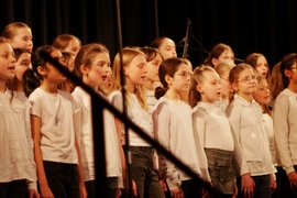 Hier singen 52 Kinder aus den Klassenstufen 5 und 6.