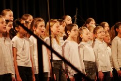 Hier singen 52 Kinder aus den Klassenstufen 5 und 6.