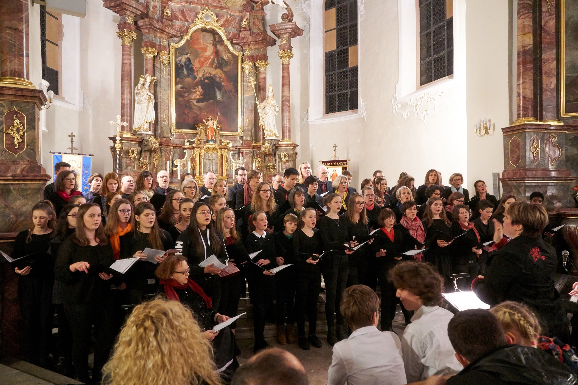 Der SEL-Chor und der Mittelstufenchor (Leitung: Sabrina Neidig) beim Weihnachtskonzert 2018 in der Wieslocher Laurentiuskirche.