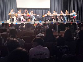 Die Jury (links) und die vier Vorlesekandidaten (rechts) auf der Bühne der Aula. Im Zuschauerraum saßen die 7. Klassen mit Französisch als zweiter Fremdsprache.