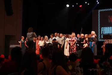 "Build Youniverse how you want it to be!" - Claudius Jeschek dirigiert den SLE-Chor, der den von ihm komponierten vierstimmigen Song aufführt.