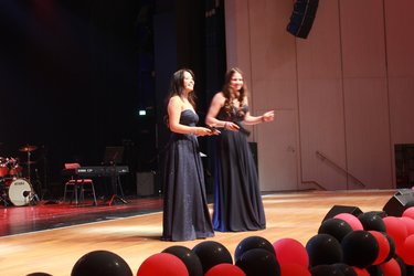 Der offizielle Teil ist vorüber – Sena und Lara kündigen den zweiten Teil der Abifeier an, der nach dem Essen folgen wird.