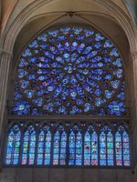 Im Inneren von Notre Dame leuchtet das Rosettenfenster (Foto: Gr)