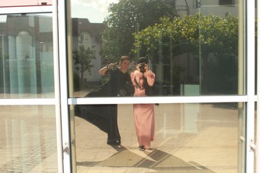 Selina und Nahida von der Foto-AG sind bereit!