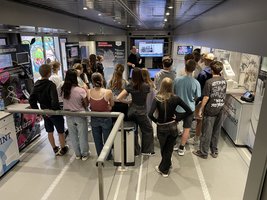 Marcel Michel weist die Klasse 8b ein.