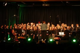 Großes Finale: SLE-Chor, MOC und Bigband führen gemeinsam den bekannten Queen-Song "Don't stop me now" auf. 