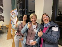 Soyez les bienvenus! Frau Graf, Frau Ohr und Frau Haag freuen sich über Interesse an ihrem Fach. (Foto: Dg)