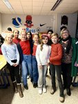 Frau Kamuf-Kellermann mit Schüler*innen aus der 6a, die einen selbstgeschriebenen französischen Rap aufführten. (Foto: Ba)