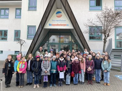 Gemeinsam mit Chorleiter Matthias Claudino und den begleitenden Lehrerinnen Martina Henßler und Julia Weidlich verbrachte der 567-Chor drei Probentage in der Jugendherberge in Neustadt/ Weinstraße. (Foto: Wl)