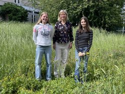 Anna und Lilla mit ihrer Lehrerin Dr. Verena Neumann.