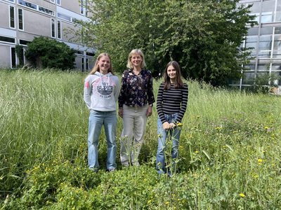 Anna und Lilla mit ihrer Lehrerin Dr. Verena Neumann. (Foto: Dg)