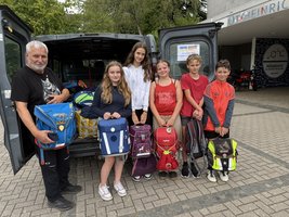 Klaus Kepert von ProVision mit den Helferinnen aus dem OHG (Foto: Hw)