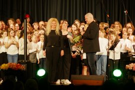 Die vier Ensembleleiter erhalten einen großen Blumenstrauß: Christiane Weinmann, Sabrina Neidig ...